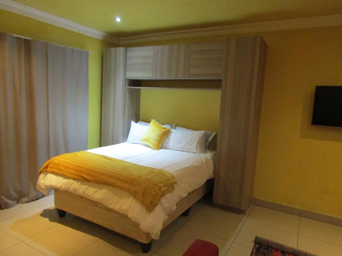 Phomolong Guest House Soweto Exteriör bild