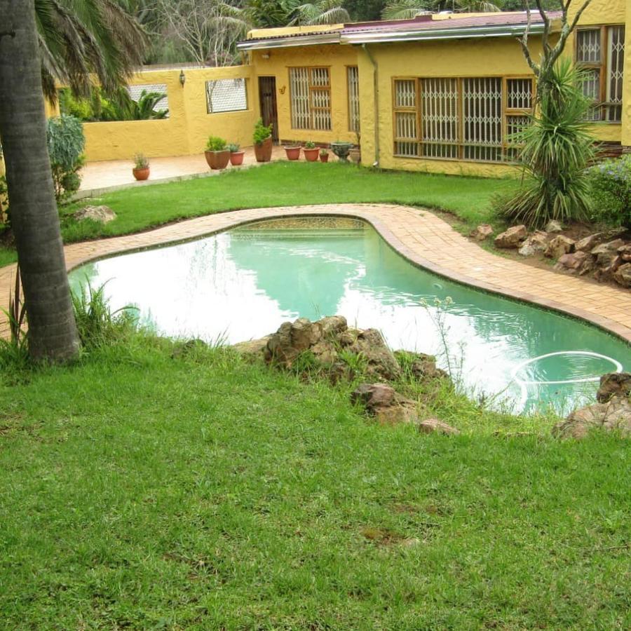 Phomolong Guest House Soweto Exteriör bild